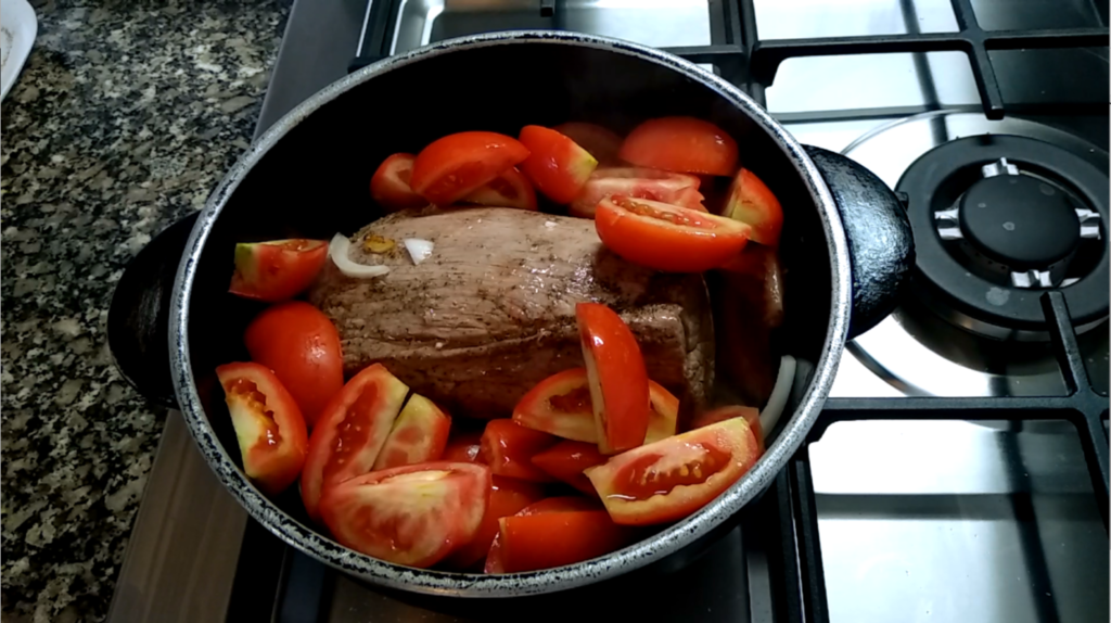 Añade la ceborra y los tomates para hace la salsa del peceto